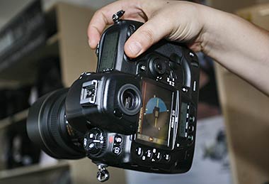 Der künstliche Horizont zeigt die Schräglage der Nikon D3 am Monitor