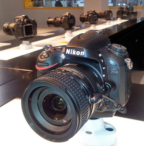 Die Nikon D600: Kleines, robustes Gehäuse mit Aufklappblitz